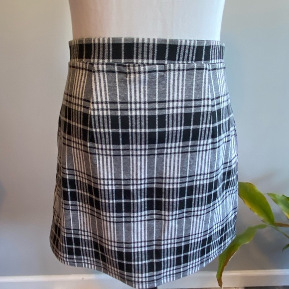 Black and White Plaid Mini Skirt with Attached Belt - Picture 6 of 10